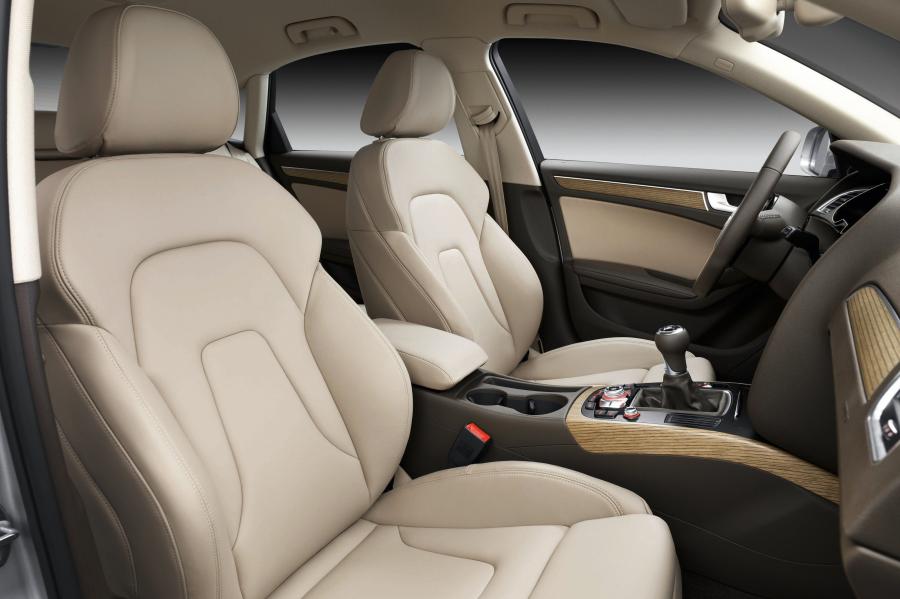Интерьер Audi A4 2.0T Sedan (B8, 8K) 2012 года  (фото 3 из 19)